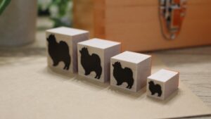 オリジナルデザインのハンドメイドスタンプが並べられてるイメージ写真