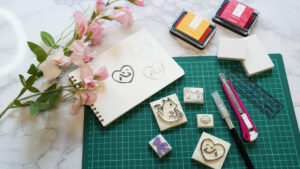キャラクターの消しゴムはんことインクを並べた可愛い手作りスタンプ作品。