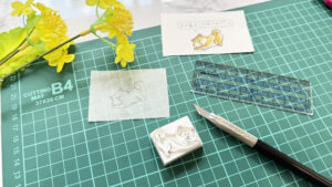 ハンドメイド作家の作業机に並ぶ手作りアイテムと道具が温かな雰囲気を演出している。