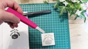木の机の上に並べられた手作りのはんこと彫刻道具とインクパッド