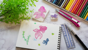 在宅で消しゴムはんこを制作している作家の作業風景の画像。