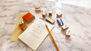手描きのイラストと、それをスタンプ化した作品が並ぶ創作風景。
