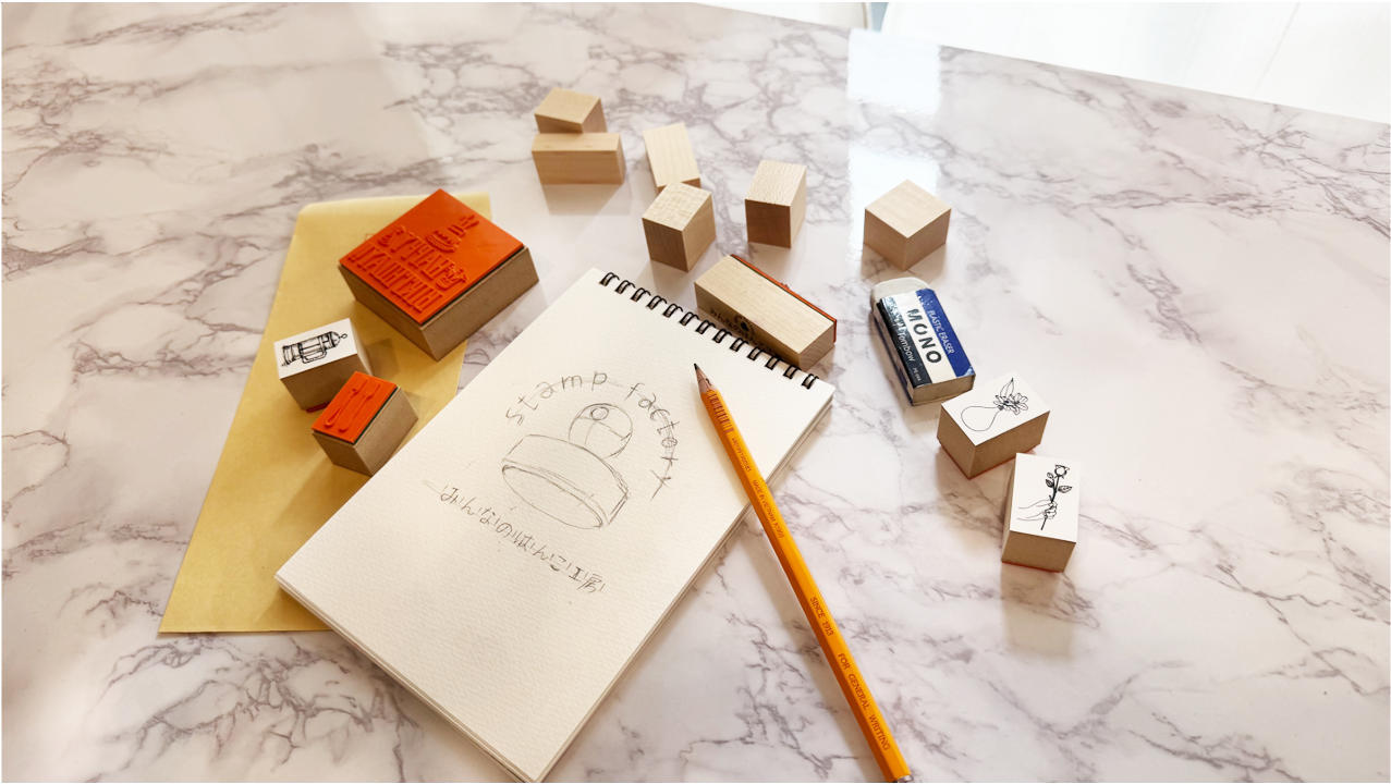 手描きのイラストと、それをスタンプ化した作品が並ぶ創作風景。