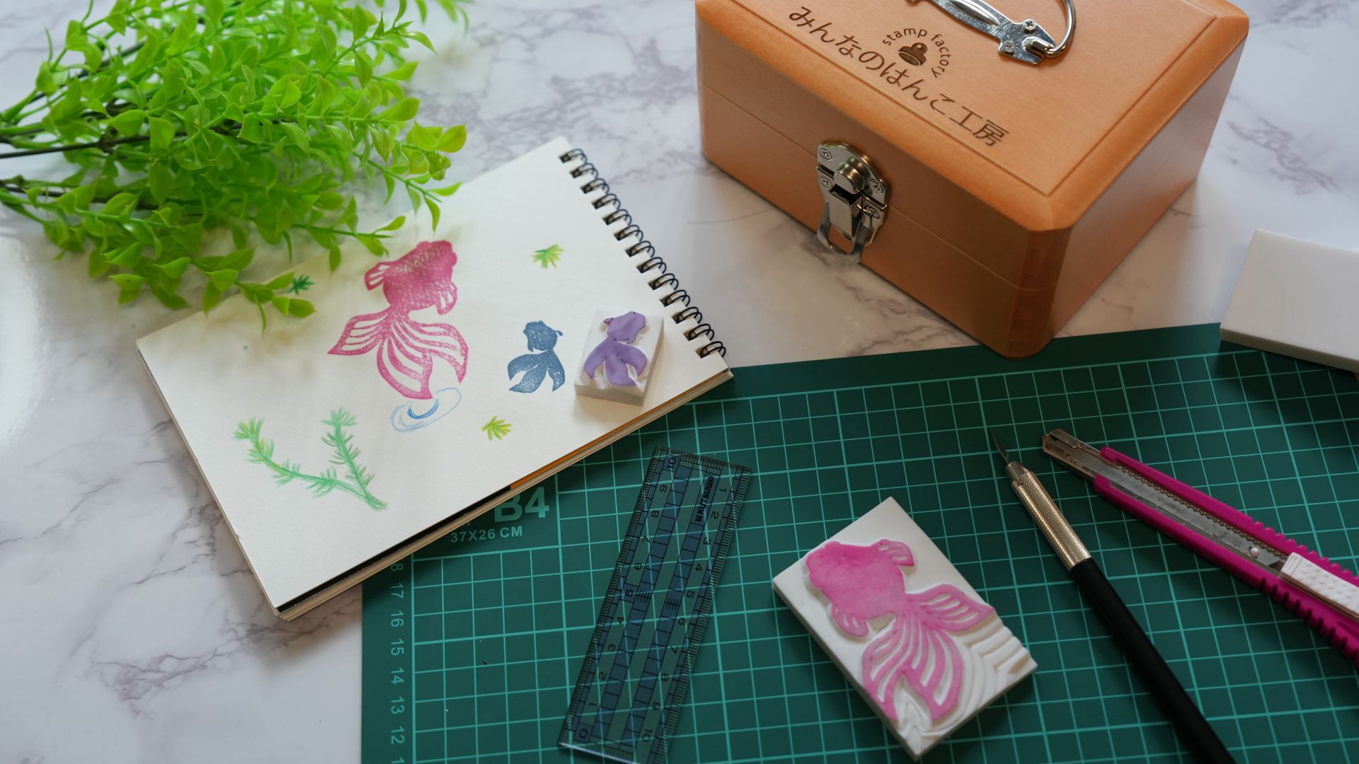 はんこ作りに使う道具一式が整然と並べられた作業机の風景。