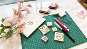 ハンドメイド作業と時間管理を意識したデスク上の風景。作品が並ぶ明るいシーン。