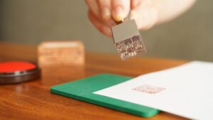 木の机の上に並んだ印鑑と朱肉、はんこ文化を象徴するビジュアル