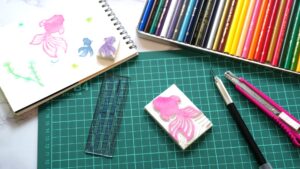 100均の道具を使ってはんこを手作りする作業風景を撮影した画像。