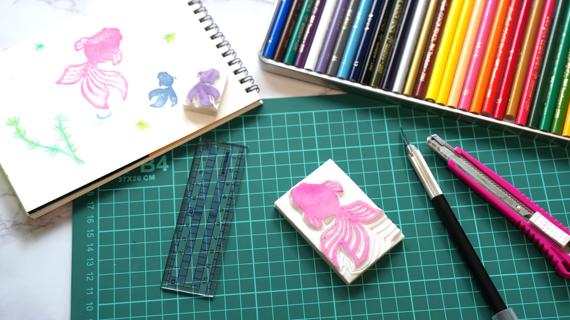 100均の道具を使ってはんこを手作りする作業風景を撮影した画像。