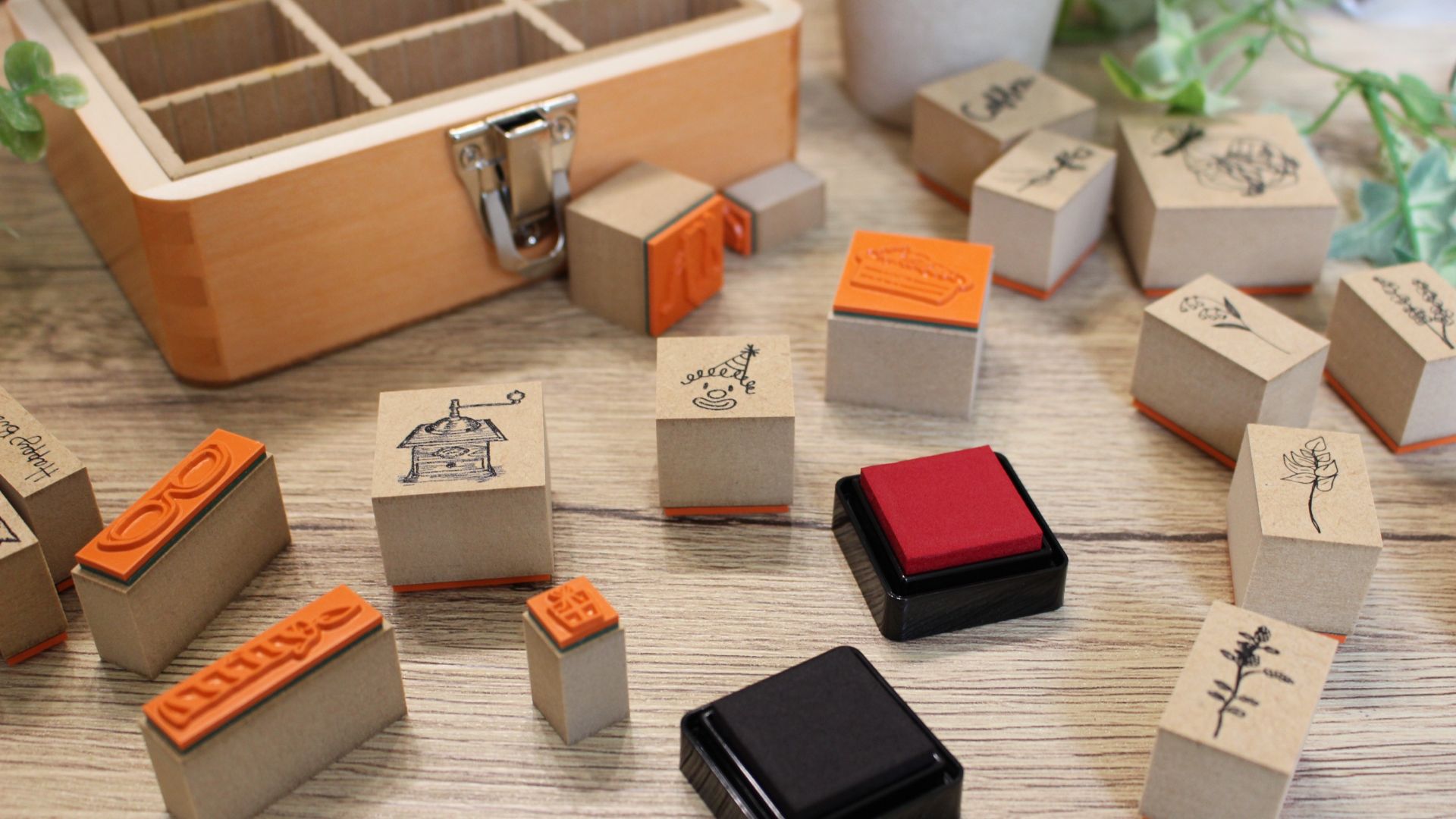 リボン付きのギフトボックスに並べられた木製ラバースタンプの写真