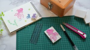 ハンドメイド作家が作業台でスタンプを制作している様子。
