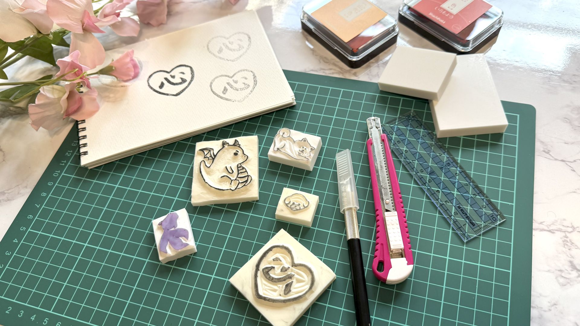 開いたバレットジャーナルとカラフルなスタンプや文房具が並んだ写真