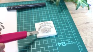 消しゴムはんこと彫刻刀、完成品が並んだ作業風景