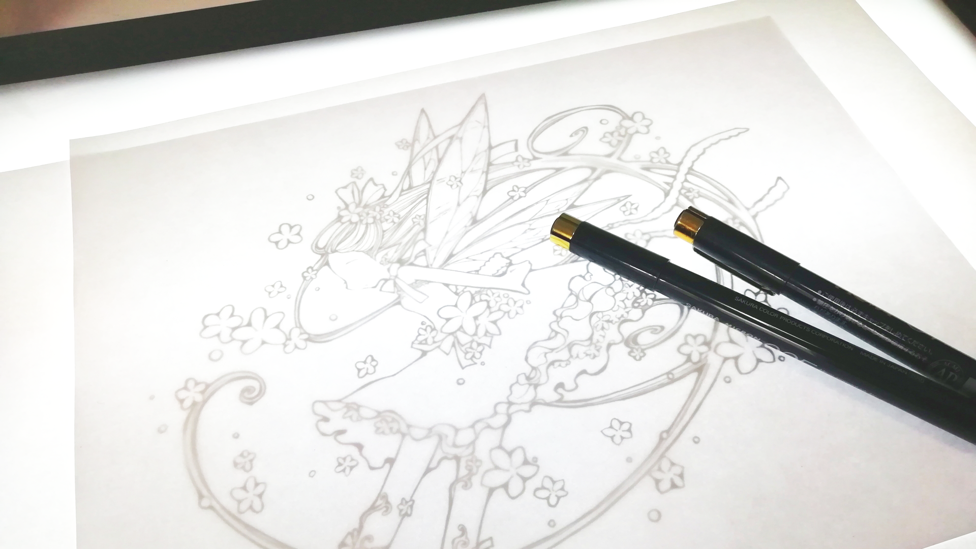 ペンと紙に描かれたイラストの図案