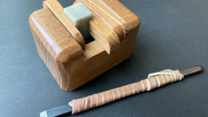 篆刻用の道具が整然と並んだ作業机の様子