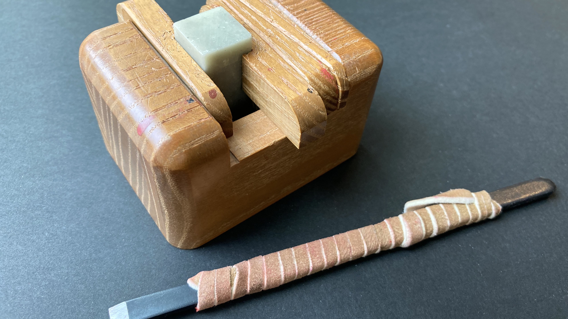 篆刻用の道具が整然と並んだ作業机の様子