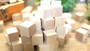 オリジナルスタンプの部品の在庫を確認する様子。