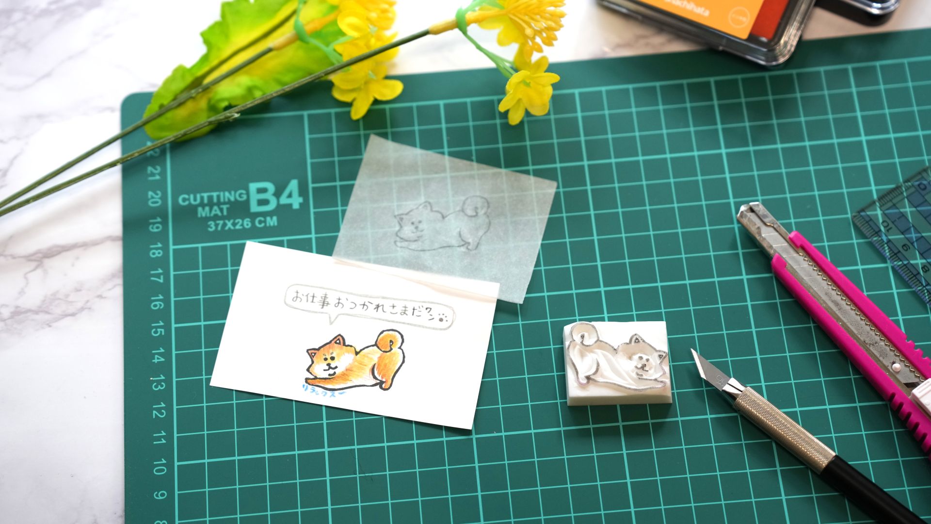 推しキャラクターのスタンプや手作りグッズが机に並んだ写真。