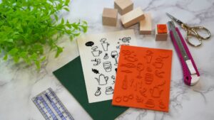 ラバースタンプの制作や梱包作業を効率的に行う整頓された作業台の写真