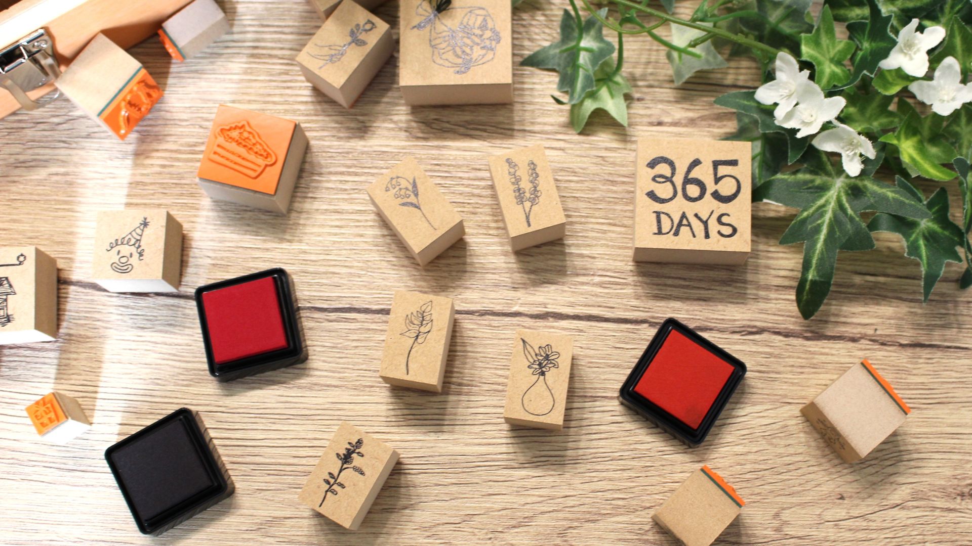 カラフルなスタンプとインクが並んでいる様子。