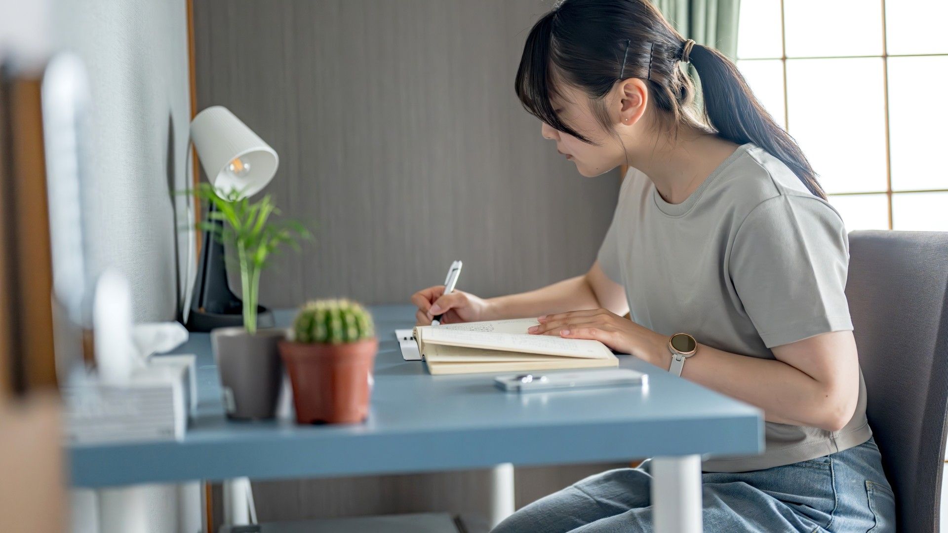 スタンプ作家が机でデザインに悩む様子