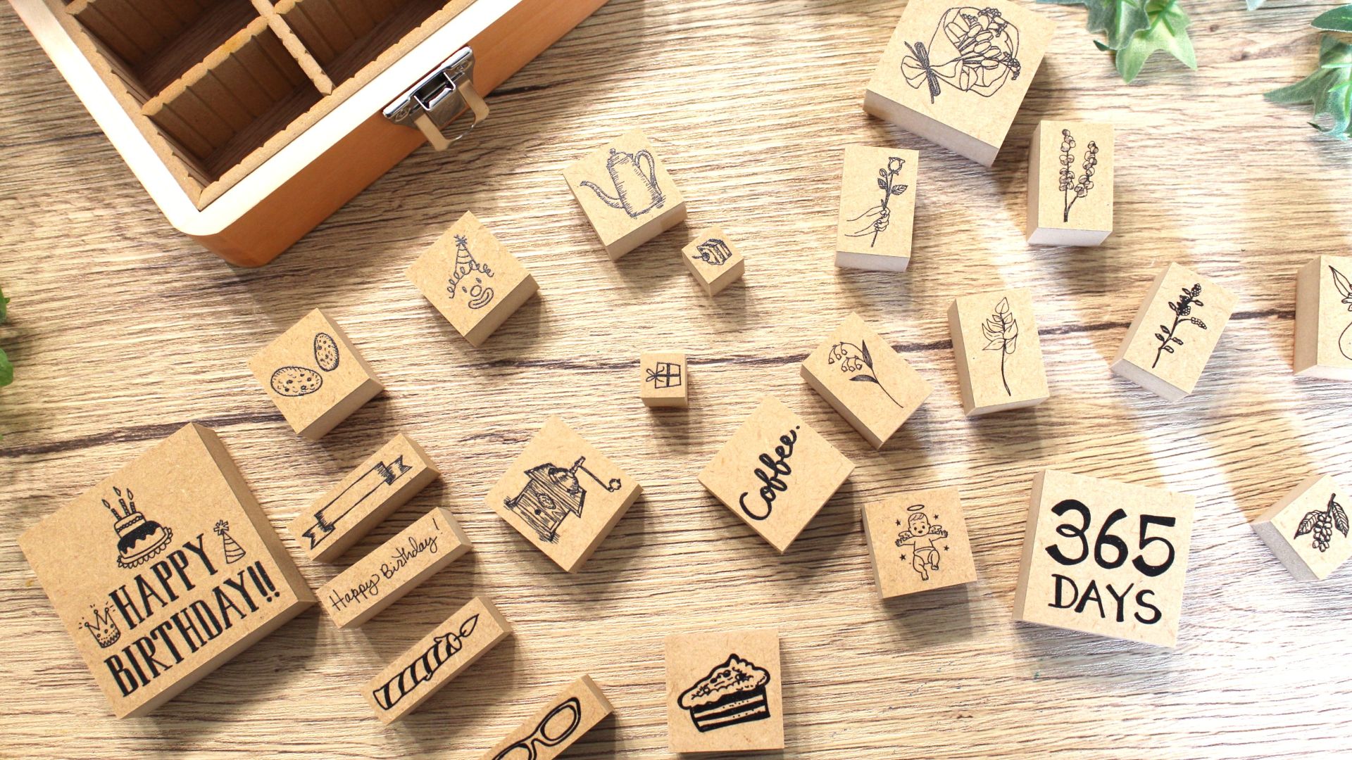 机の上に木製のオリジナルロゴスタンプが並んでいる様子