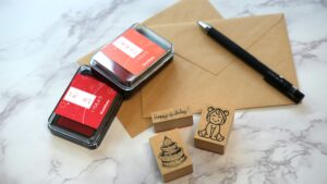 推し活スタンプで手帳やカードを彩り、机に広がる文房具とカラフルなインク