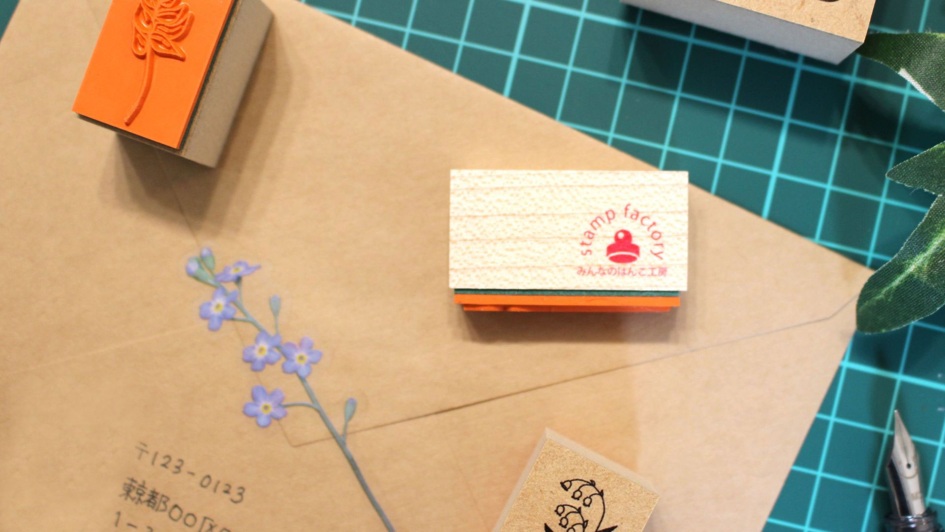 手紙の上に、かわいいスタンプ作家の作品が並んでいる様子