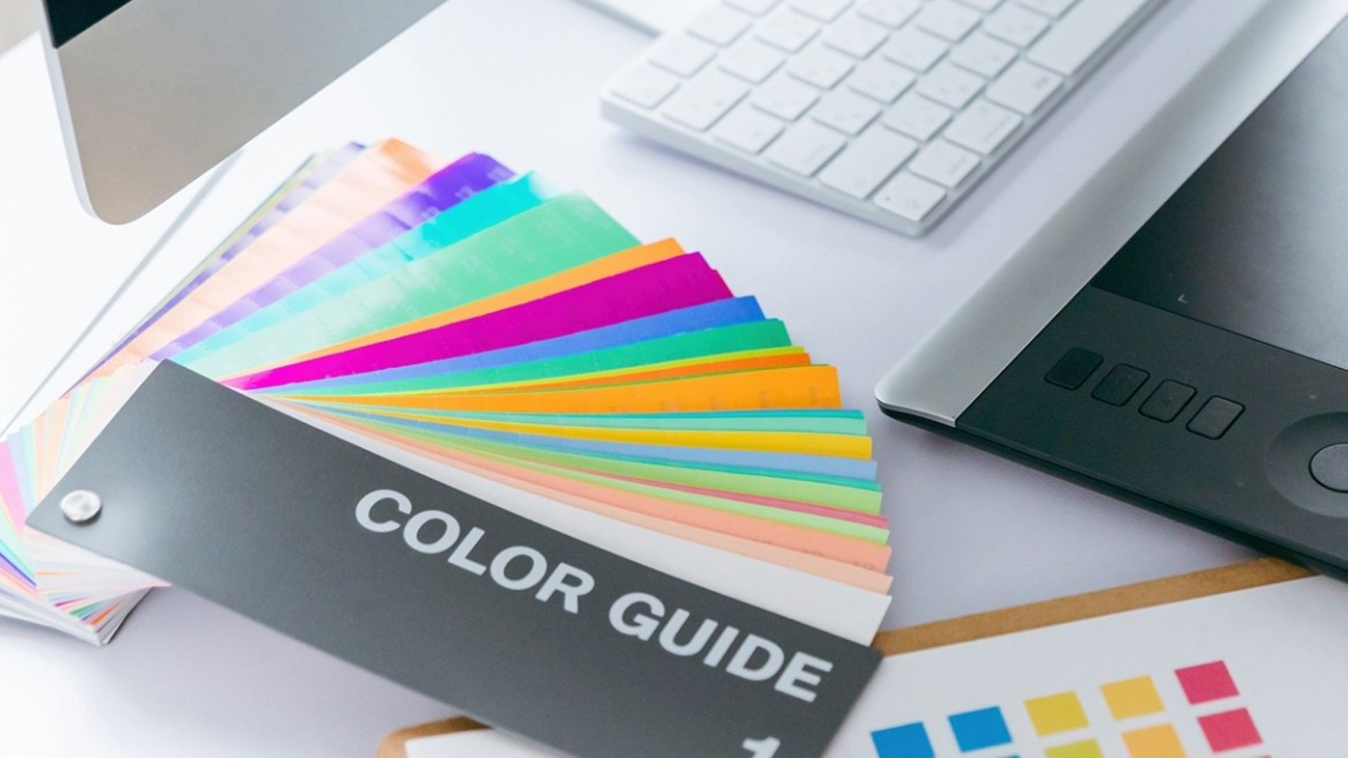 カラー選びを楽しむ制作風景の写真。