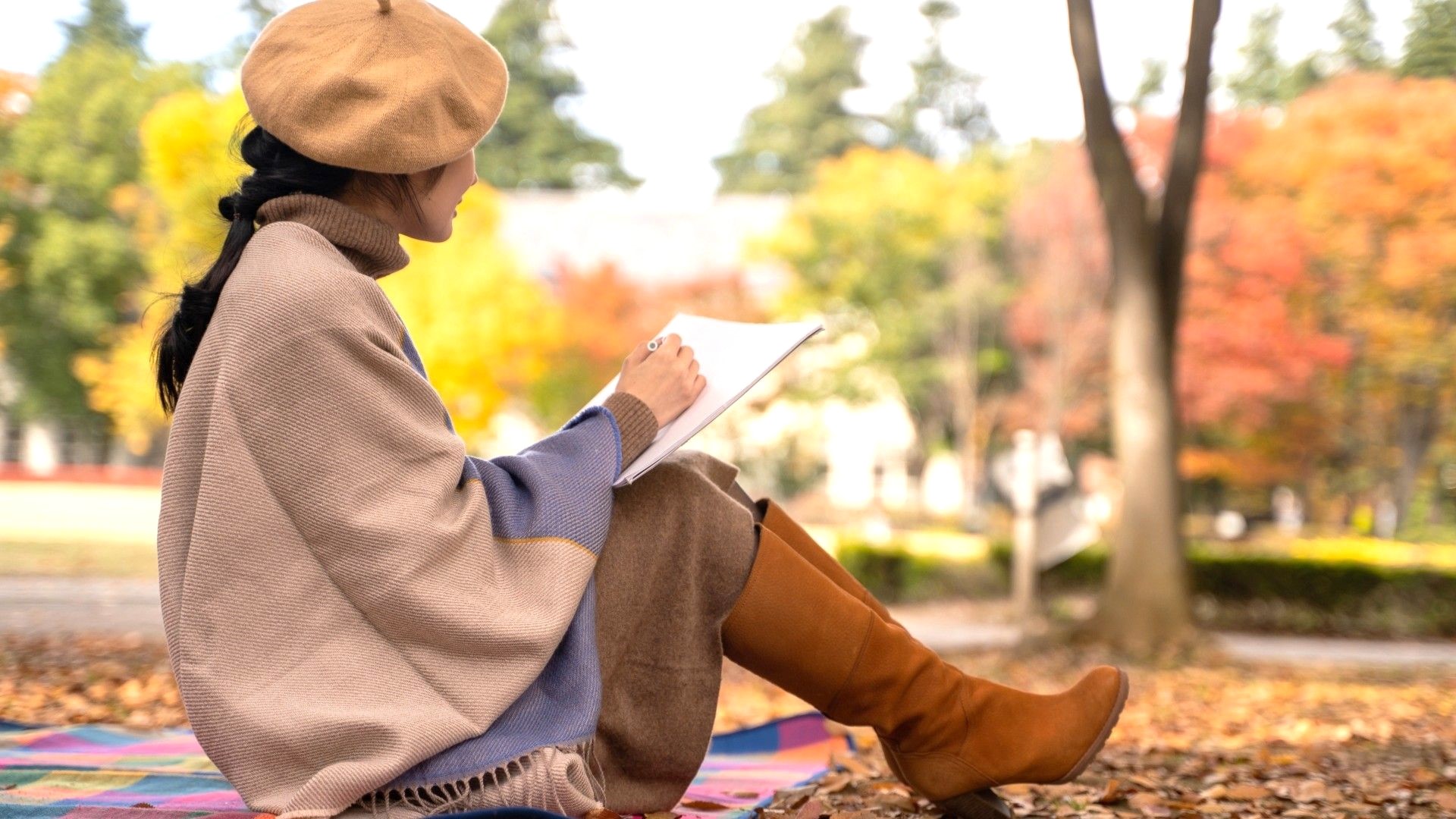 創作に悩む作家が自分の世界観をノートにまとめている様子。