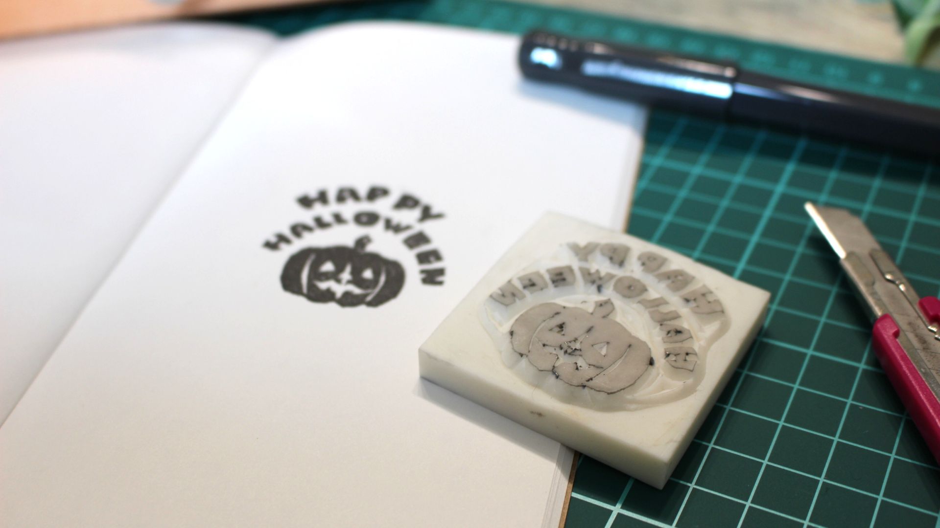 開いたバレットジャーナルとスタンプが並ぶナチュラルな写真。