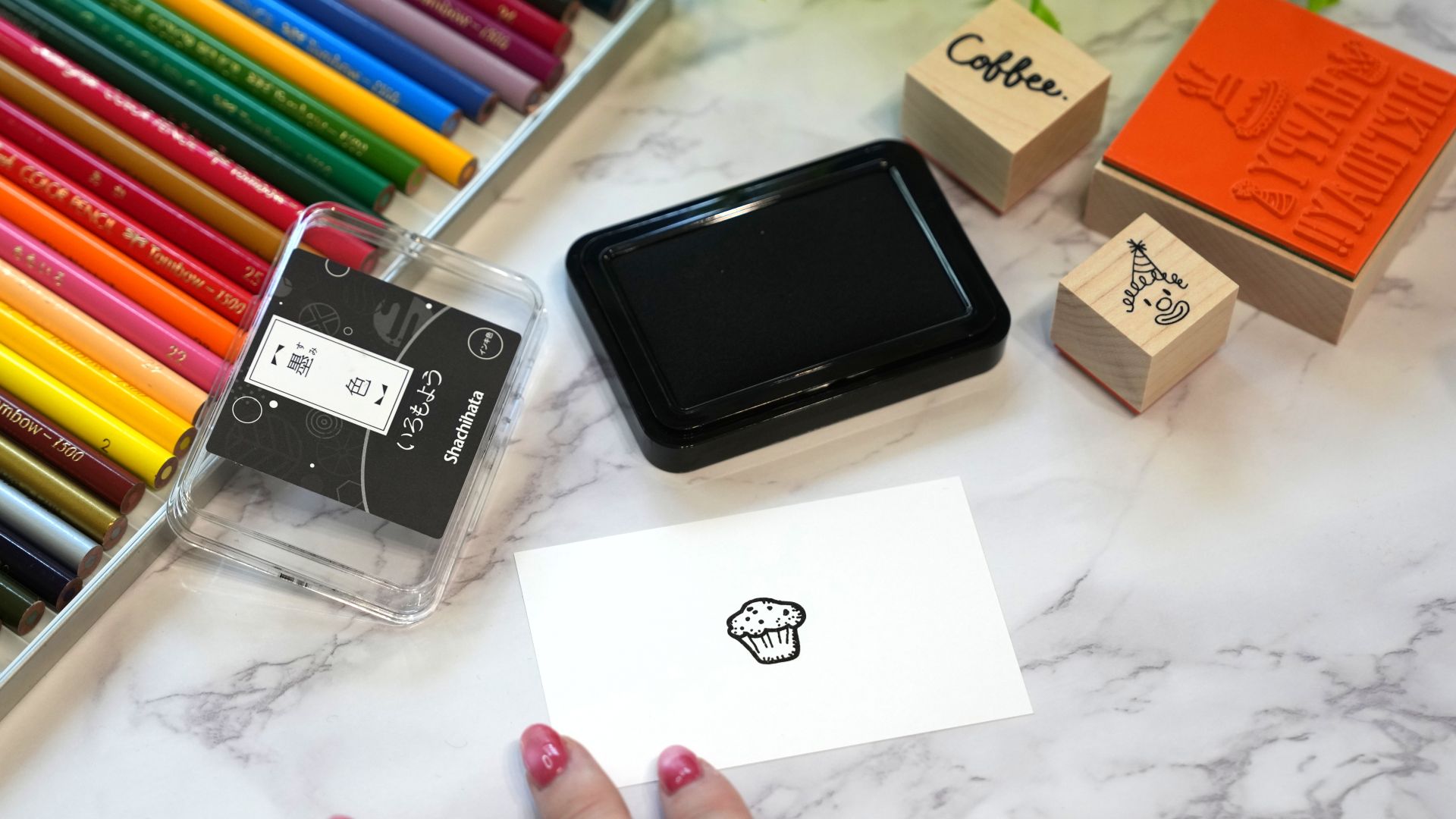 海外風デザインのオリジナルスタンプが並ぶナチュラルな作業風景。