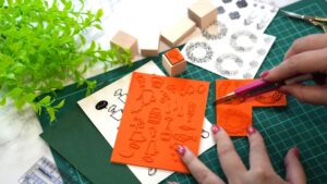 テーブルの上でスタンプを作成するハンドメイド作家の手元と道具の様子。