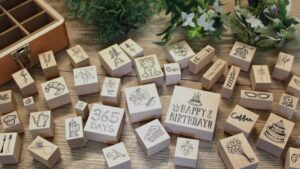 色々なイラストのオリジナルスタンプが並んでいる作業台のイメージ。