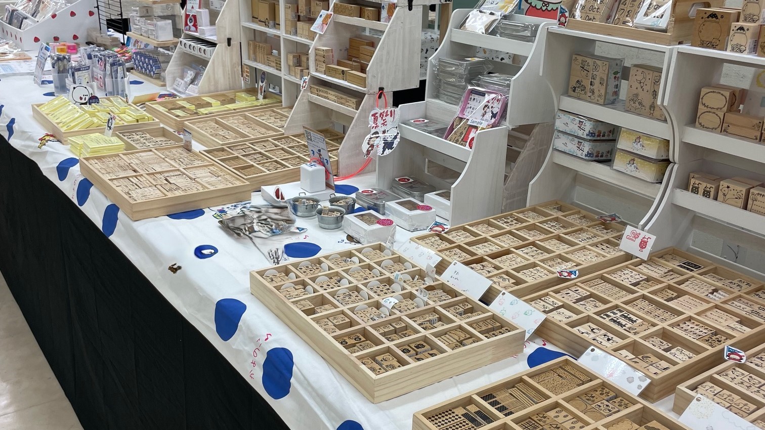 文房具スタンプイベントの会場で色々なスタンプが並んでいる様子を撮影した写真。