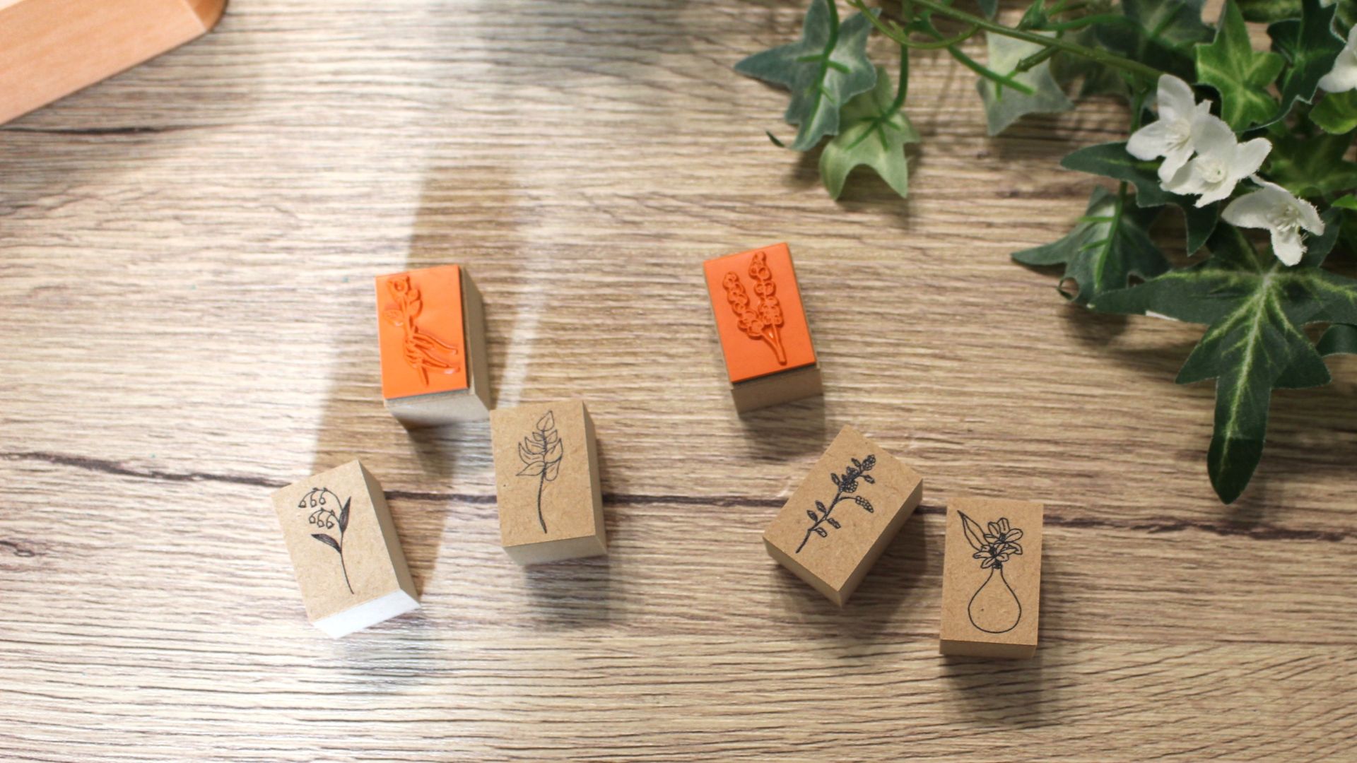 ナチュラルな素材のオリジナルスタンプが並ぶ温かい雰囲気の写真。