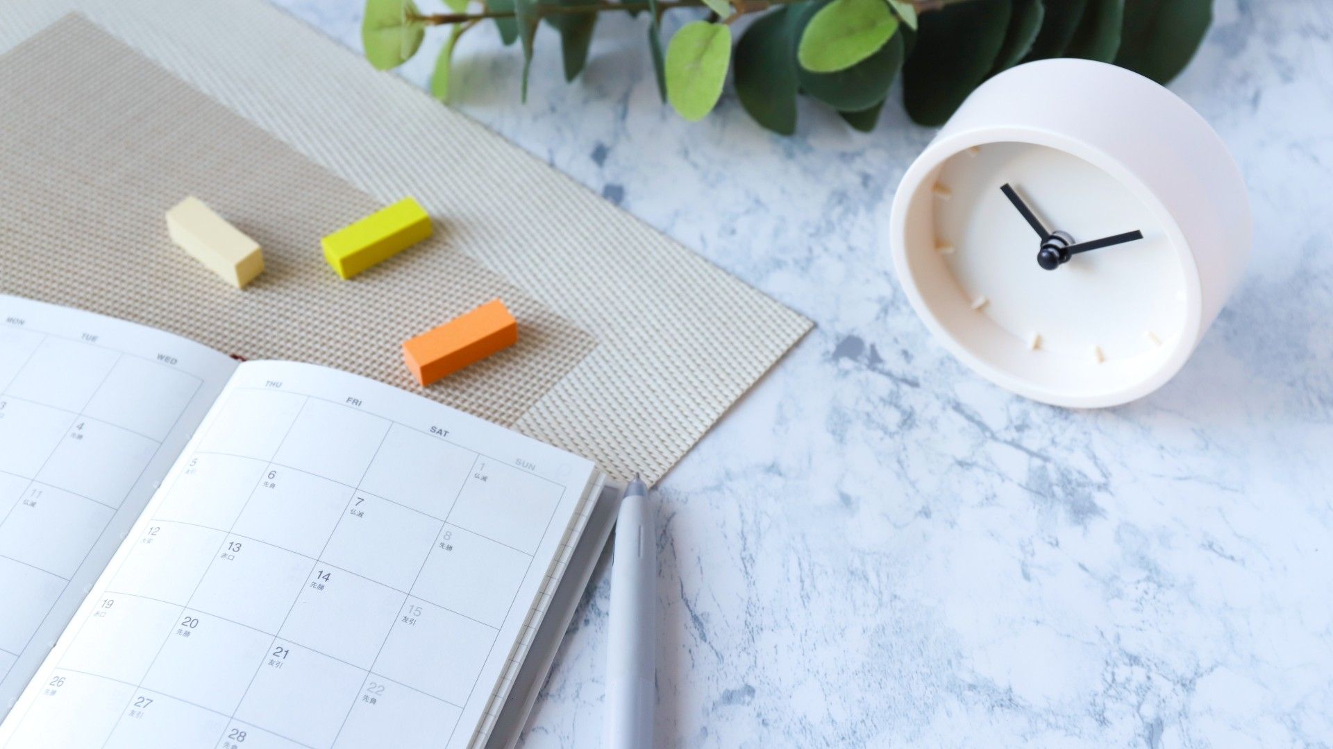 販売にあたりスケジュールを作成し、効率化を目指している風景。