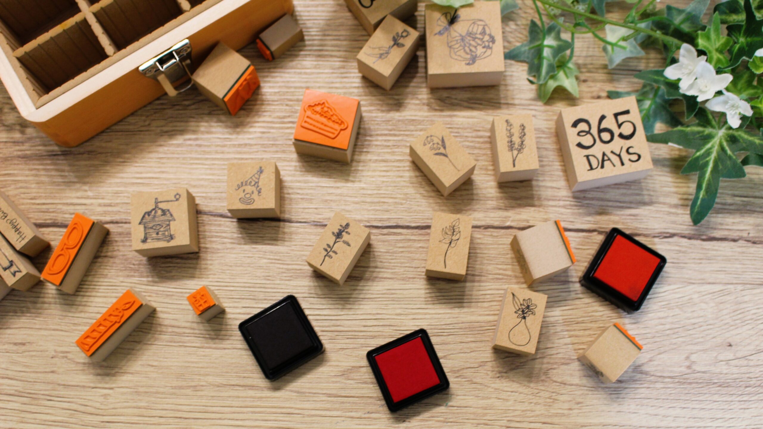 色々なオリジナルスタンプとスタンプ台が置いてあるテーブル