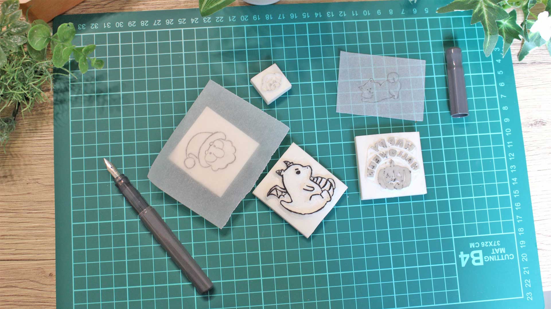 手作りのオリジナルスタンプが並び、癒しを感じる温かな作業風景。