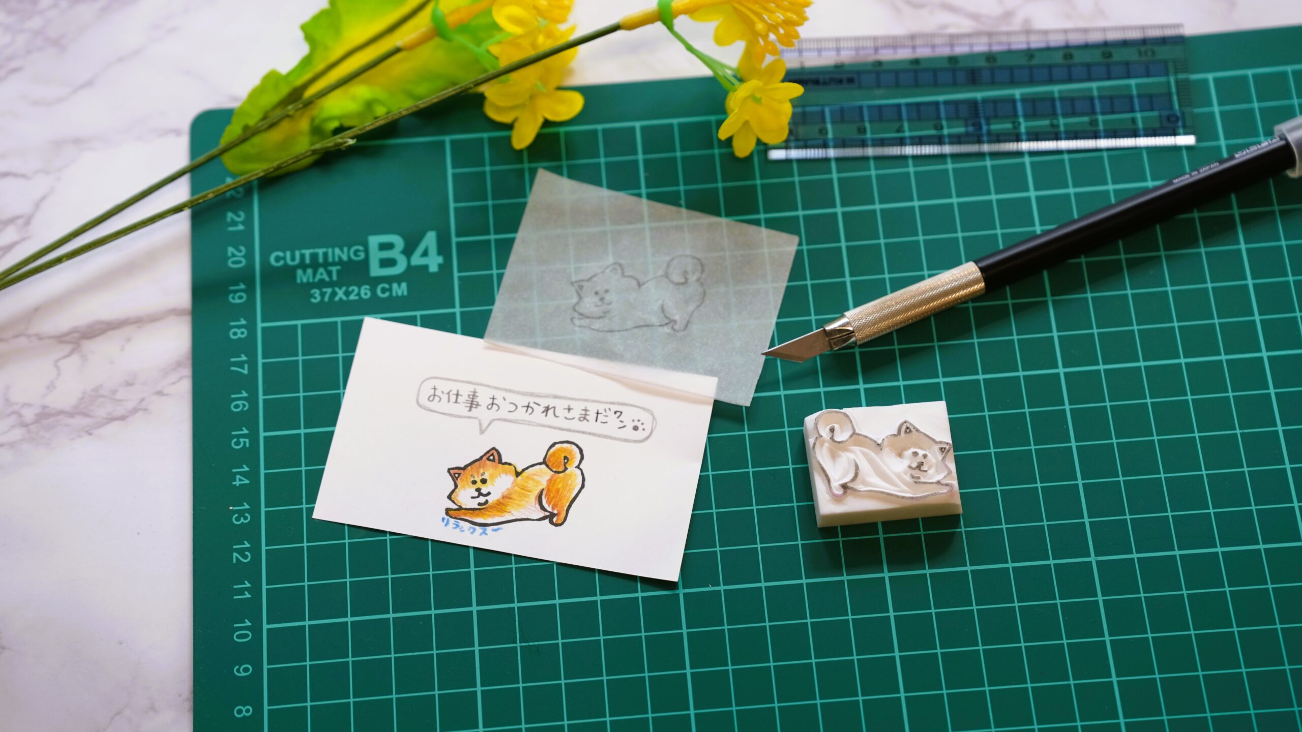 在宅の作業机ではんこを手作りする作家の手元。