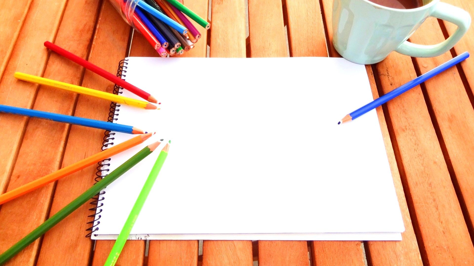 はんこ作家が屋号を考えながらノートにアイデアを書き留めている様子を表す画像。