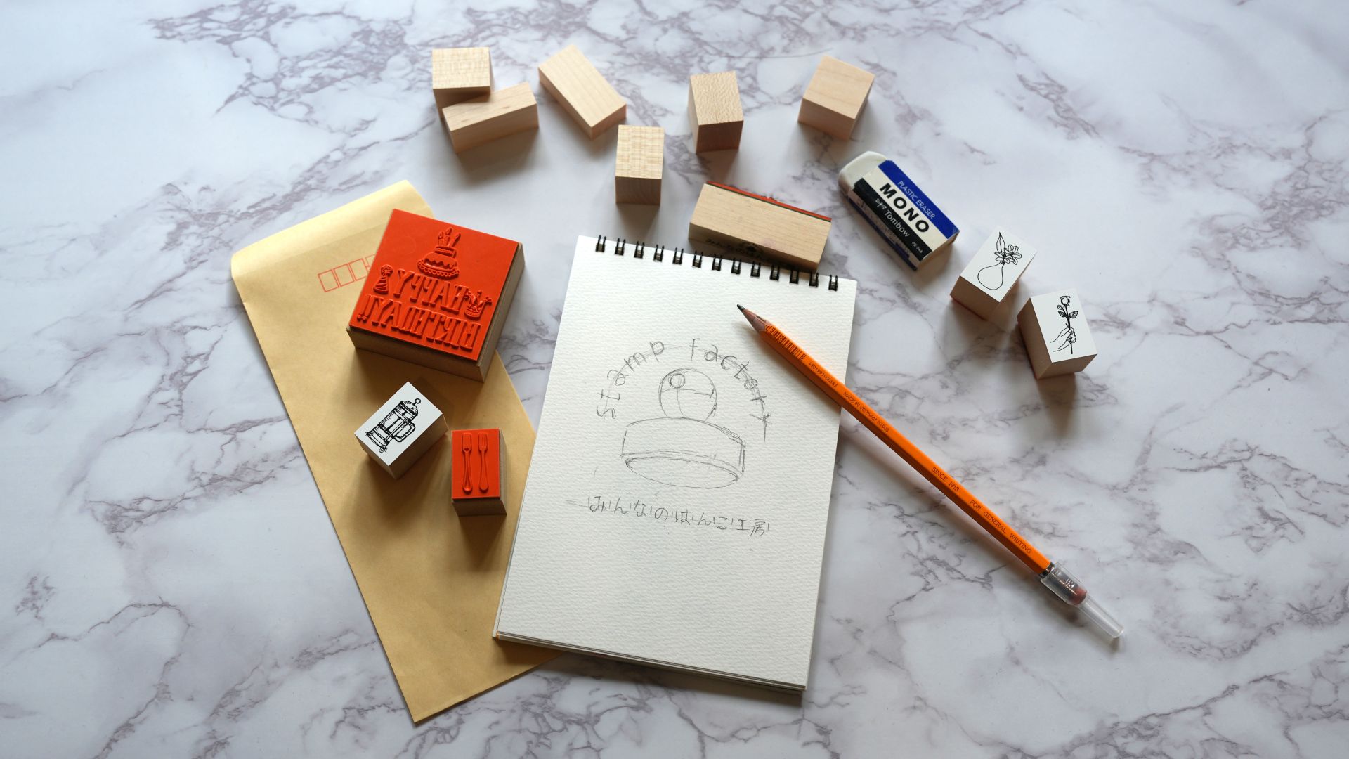 バレットジャーナルとスタンプが並ぶ、ナチュラルでおしゃれな作業風景のイメージ。