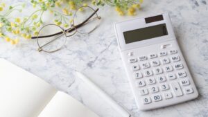 スタンプする前の手帳やペンが並ぶデスクの様子。