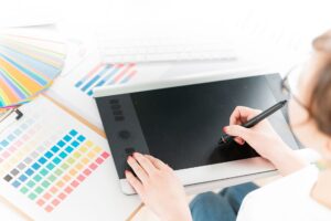 色の組み合わせを考えているスタンプ作家の姿。