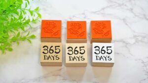 海外風のデザインスタンプが机の上に並んでいる画像。