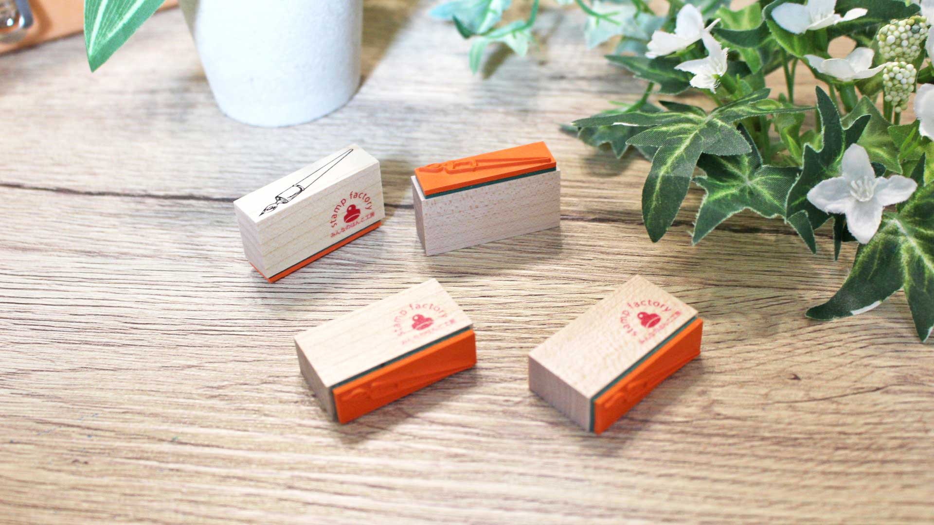 机の上にオリジナルスタンプの押しサンプルが並ぶ画像。