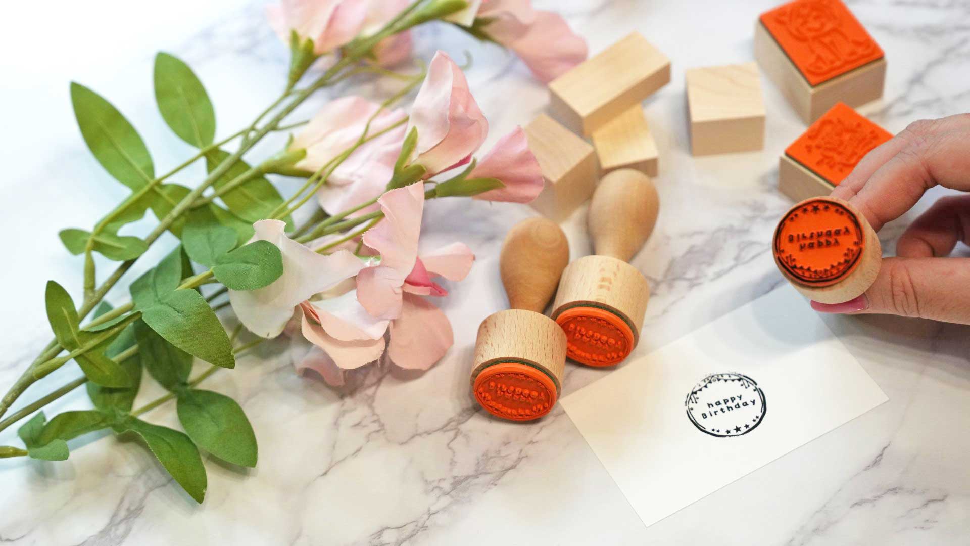 植物モチーフの癒し系オリジナルスタンプや文字入りスタンプが並ぶ柔らかい印象の画像。