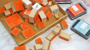 木製のオリジナルラバースタンプがたくさんテーブルに置かれ、シンプルで温かい雰囲気の写真。