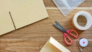 ラバースタンプの梱包資材が整然と並ぶ作業デスクの様子。