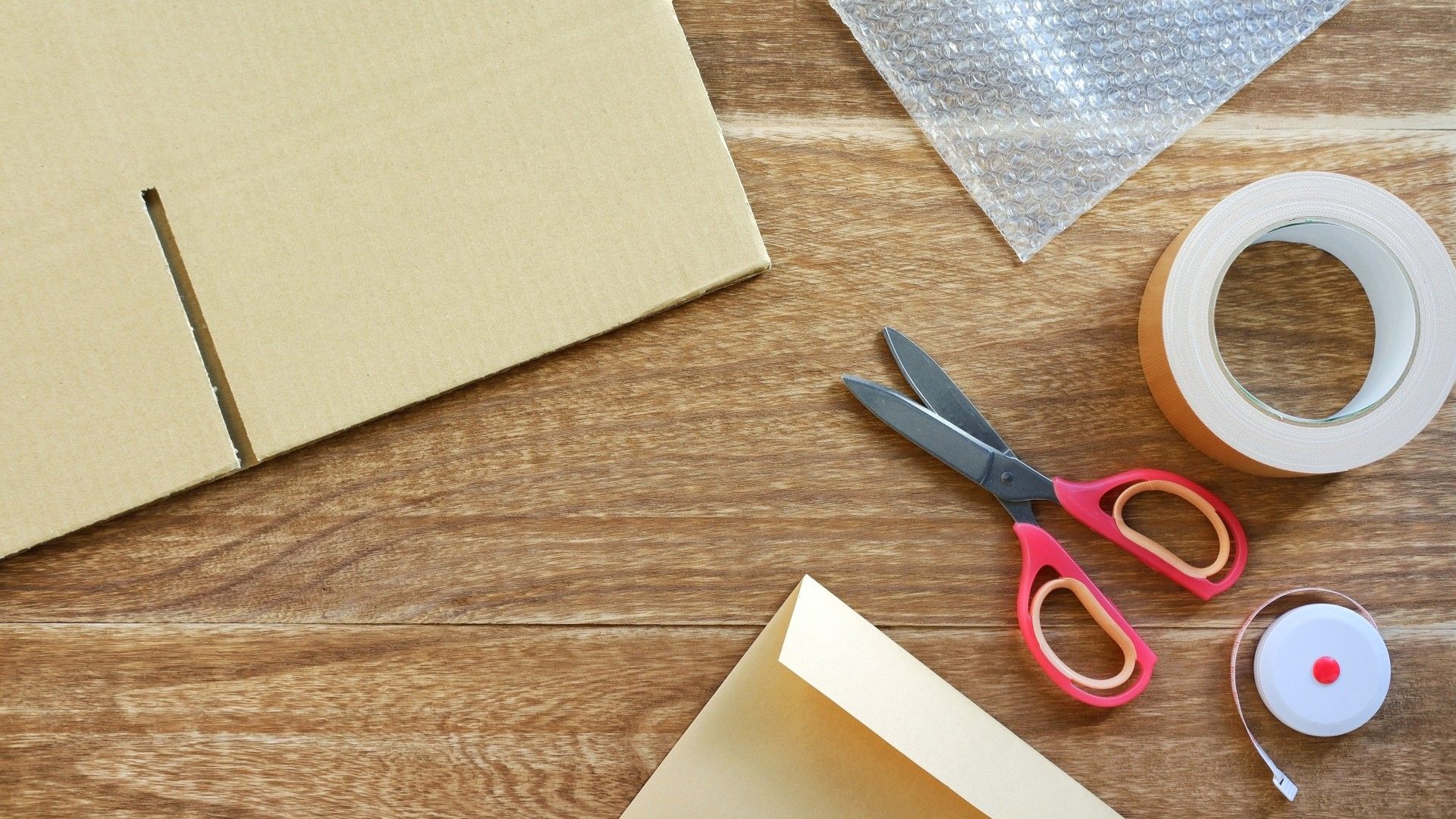 ラバースタンプの梱包資材が整然と並ぶ作業デスクの様子。