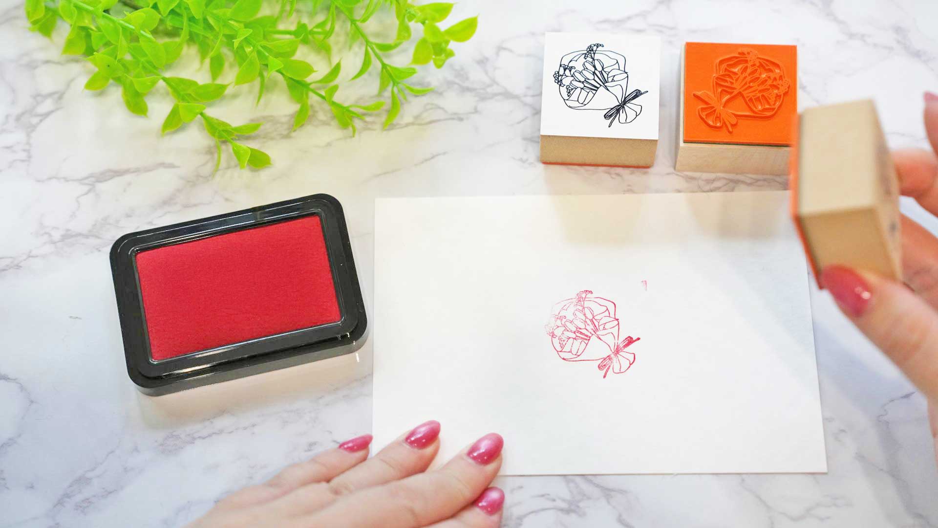 スタンプを実際に押して、楽しんでいる写真